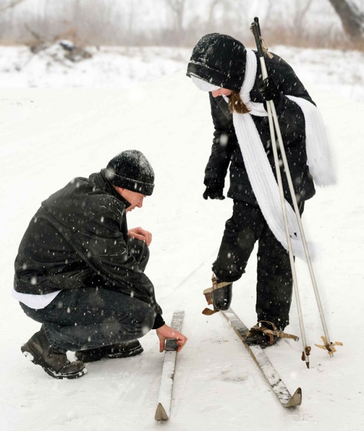 Schüler beim Anlegen der Skier - Leipziger Kinderstiftung