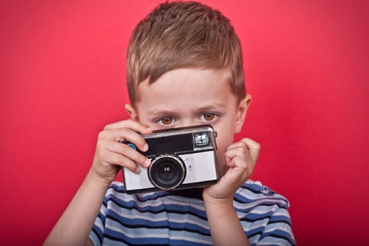 Junge mit Kamera - Leipziger Kinderstiftung