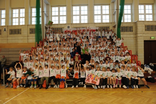 Gruppenfoto in der Turnhalle - Leipziger Kinderstiftung