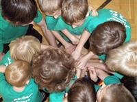 Teamwork beim Federball-Tunier - Leipziger Kinderstiftung