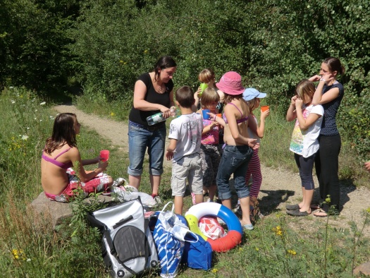 Verdiente Pause vom Schwimmen - Leipziger Kinderstiftung