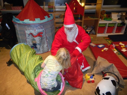 Weihnachtsmann verteilt die Geschenke - Leipziger Kinderstiftung