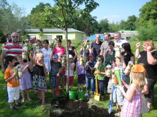 Gemeinsame Pflanzung des Apfelbäumchen - Leipziger Kinderstiftung