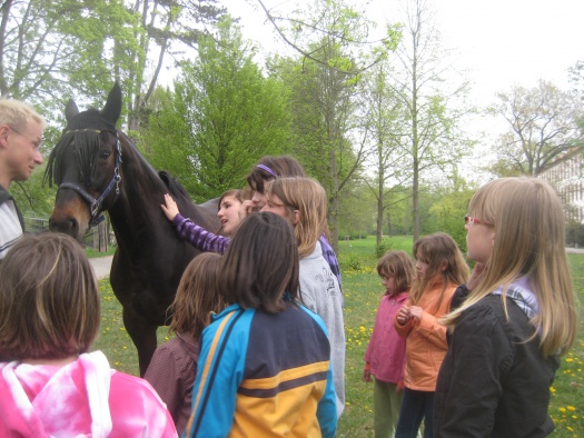 Kinder beim Pferd aud den Kinderbauerngut - Leipziger Kinderstiftung - Fotograf: Kathleen Bursies