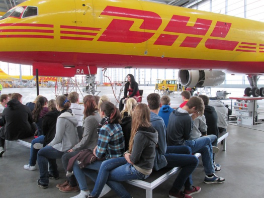 Gespanntes lauschen im Hangar - Erlebnsilesen - Leipziger Kinderstiftung