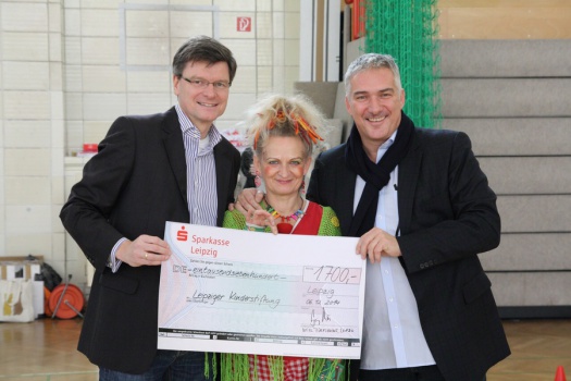 Nikolausspielfest - Übergabe Spendenscheck - Leipziger Kinderstiftung