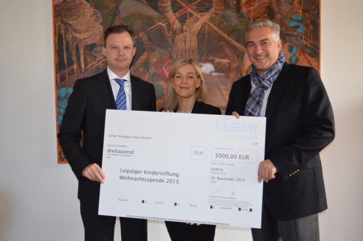 v.l.n.r.: Oliver Fern, Vorstand der Sachsen Bank; Heike Sippel, Leiterin Privatkunden/Private Banking Sachsen; Alexander Malios, Vorstandsvorsitzender der Leipziger Kinderstiftung - Leipziger Kinderstiftung