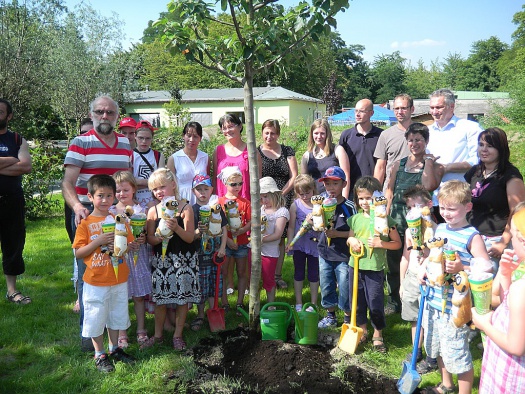 Glückliche Eltern und Kinder um den Zuckertütenbaum - Leipziger Kinderstiftung
