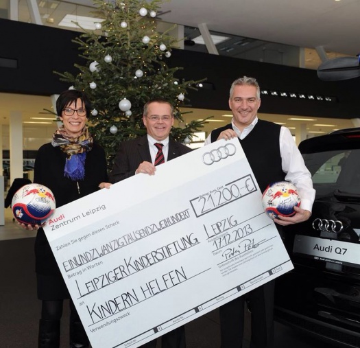 Spendenscheck vom Audi Zentrum Leipzig an die Leipziger Kinderstiftung