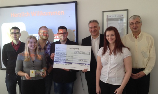 Die Auszubildenden der Tyczka Totalgaz GmbH und Tobias Hahn übergebenden den Spendenscheck - Leipziger Kinderstiftung