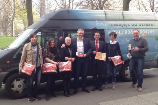 Leipziger Streetworker gemeinsam mit Birgit und Alexander Malios vor dem Streetmobil - Leipziger Kinderstiftung