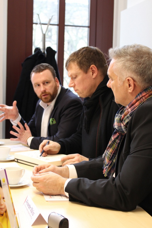 Lars Menzel, Michael Fischer-Art und Alexander Malios bei der Unterzeichnung der Kooperationsvereinbarung - Leipziger Kinderstiftung