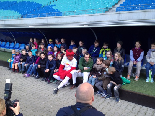 Der Autor Boris Pfeiffer mit Schülern Leipziger Grundschulen und RB-Maskottchen Bulli - Leipziger Kinderstiftung