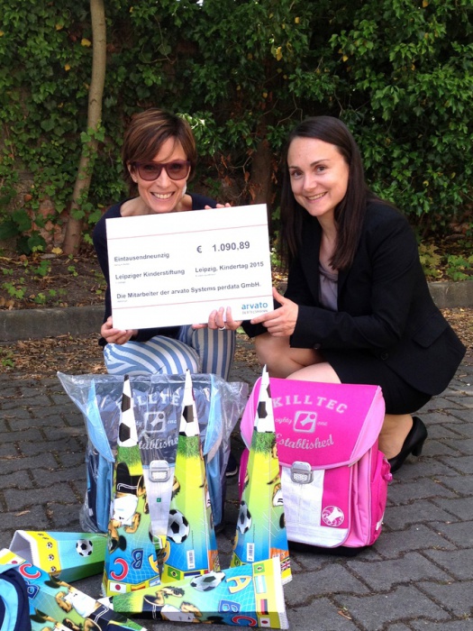 Ulrike Schubert und Ireen Lampe überreichen den Spendenscheck - Leipziger Kinderstiftung